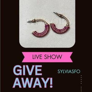 🌟GIVEAWAY🌟 NWOT Gold Tone Hoop Earrings